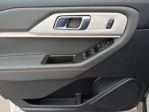 Used 2025 Ford Explorer Active image 8