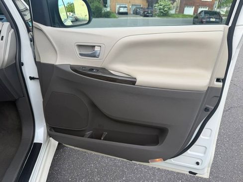 Used 2015 Toyota Sienna XLE Premium AWD/4WD image 34