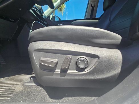 Used 2024 Toyota Highlander XLE AWD/4WD image 15