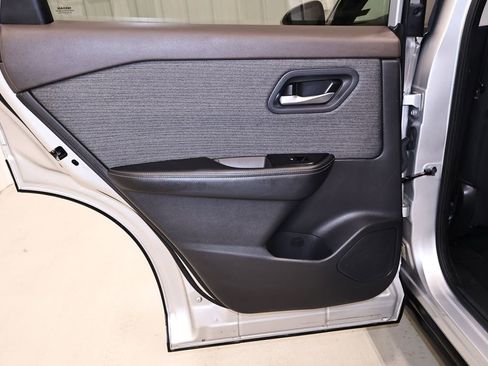 Used 2022 Nissan Rogue SV FWD image 15