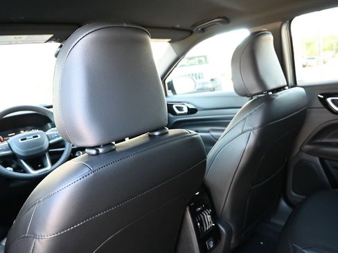 New 2026 Jeep Compass Latitude image 19