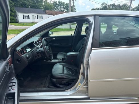 Used 2009 Chevrolet Impala LT w/ Luxury Edition Package FWD image 10