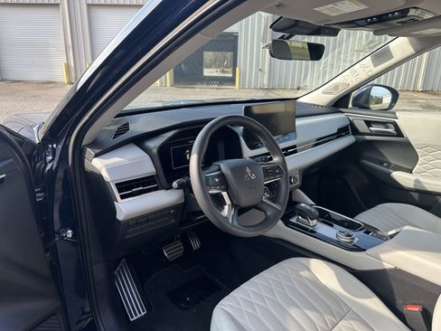Used 2025 Mitsubishi Outlander SEL image 8