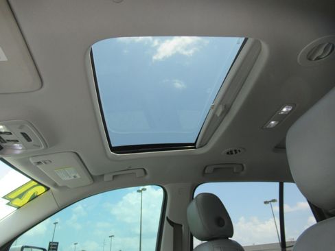 Used 2021 Chevrolet Traverse LT w/ LT Premium Package FWD image 16