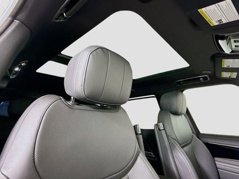 New 2026 Land Rover Range Rover Long Wheelbase SE image 17