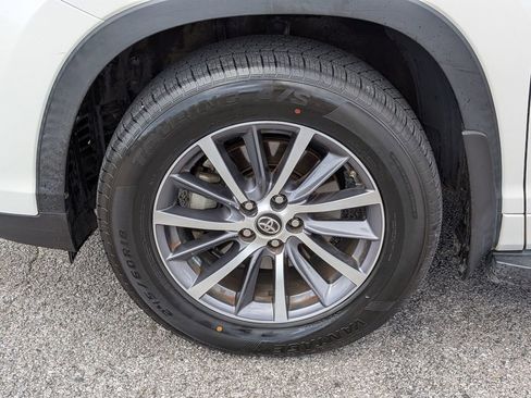 Used 2017 Toyota Highlander XLE image 11