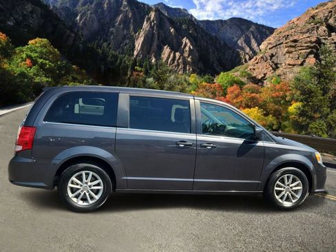 Used 2019 Dodge Grand Caravan SXT FWD image 2