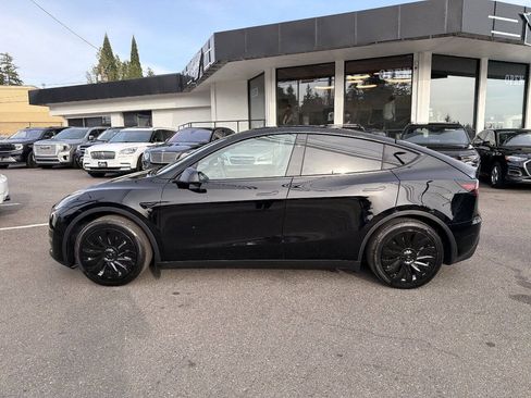Used 2024 Tesla Model Y Long Range AWD/4WD image 2