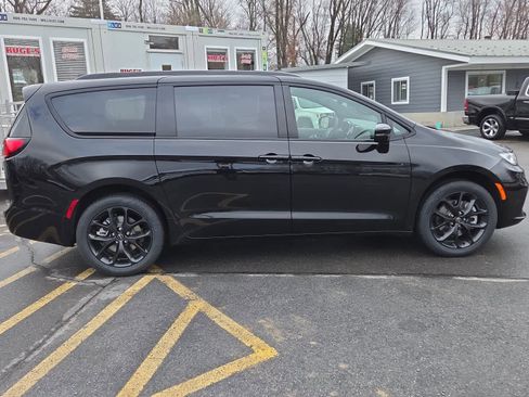 New 2026 Chrysler Pacifica Limited w/ S Appearance Package image 3