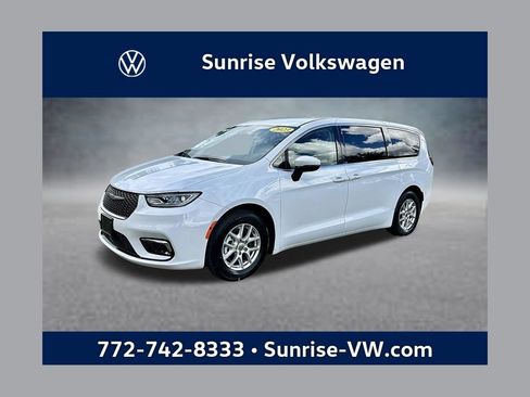 Used 2023 Chrysler Pacifica Touring-L FWD image 1