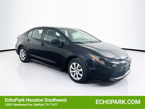 Used 2025 Toyota Corolla LE image 1