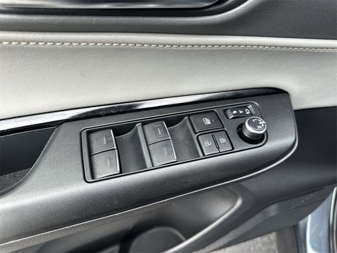 Used 2022 Toyota Venza XLE image 13