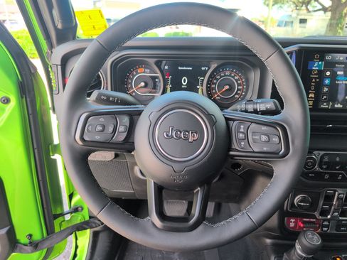 Used 2025 Jeep Wrangler Unlimited Rubicon AWD/4WD image 24