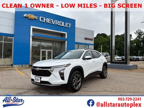 Used 2025 Chevrolet Trax LT FWD image 1