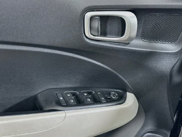 Used 2025 Hyundai Venue SEL FWD image 8