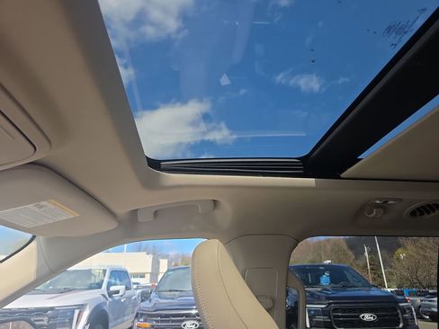 Used 2022 Ford Explorer XLT w/ Equipment Group 202A image 23