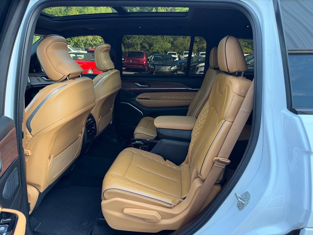 Used 2023 Jeep Grand Cherokee L Summit w/ High Altitude Package AWD/4WD image 10