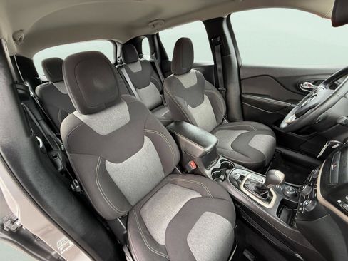 Used 2017 Jeep Cherokee Sport w/ Cold Weather Group image 15