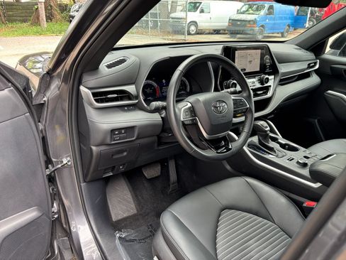 Used 2025 Toyota Highlander XSE AWD/4WD image 32