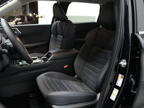 New 2025 Mitsubishi Outlander SE image 7