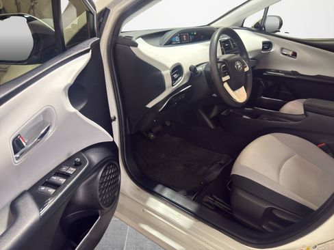 Used 2017 Toyota Prius Two w/ Prius Two Safety Plus Package FWD image 20