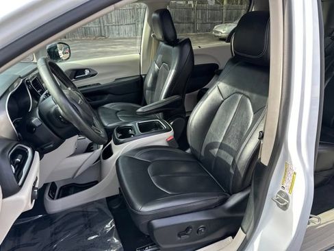 Used 2024 Chrysler Pacifica Touring-L FWD image 27