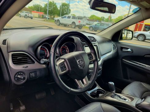 Used 2019 Dodge Journey Crossroad FWD image 2