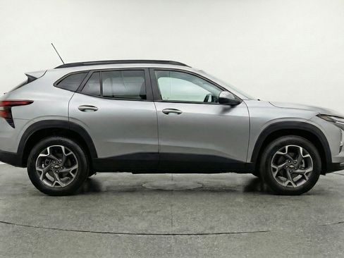 Used 2025 Chevrolet Trax LT w/ LT Convenience Package image 11