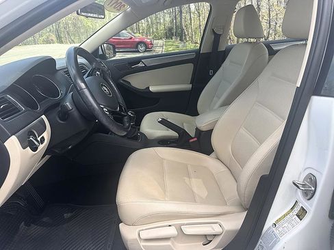 Used 2017 Volkswagen Jetta SE image 11