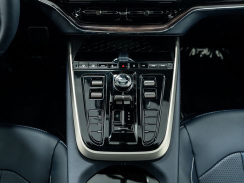 Used 2025 Aston Martin DBX 707 image 30