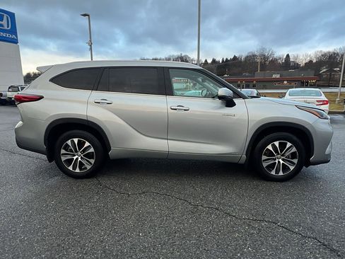 Used 2021 Toyota Highlander XLE image 3