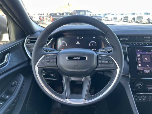 New 2025 Jeep Grand Cherokee Laredo image 11