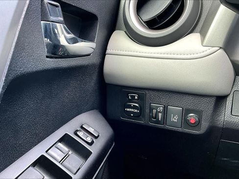 Used 2018 Toyota RAV4 XLE FWD image 34