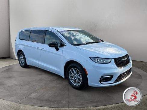 Used 2025 Chrysler Pacifica Select FWD image 1