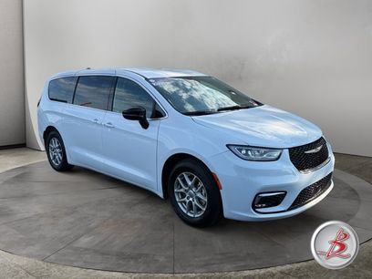 Used 2025 Chrysler Pacifica Select