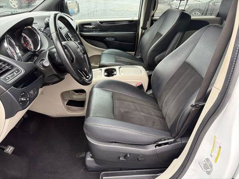 Used 2019 Dodge Grand Caravan SXT image 14