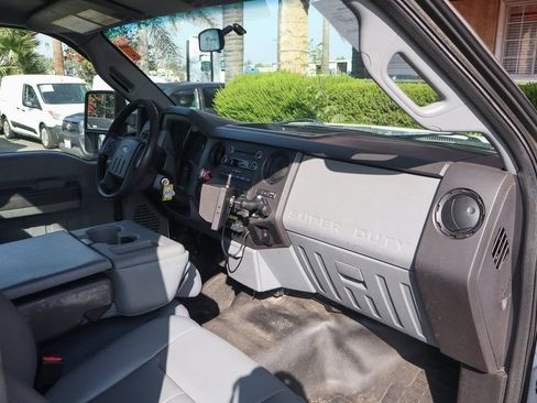 Used 2015 Ford F550 2WD Regular Cab Super Duty image 32