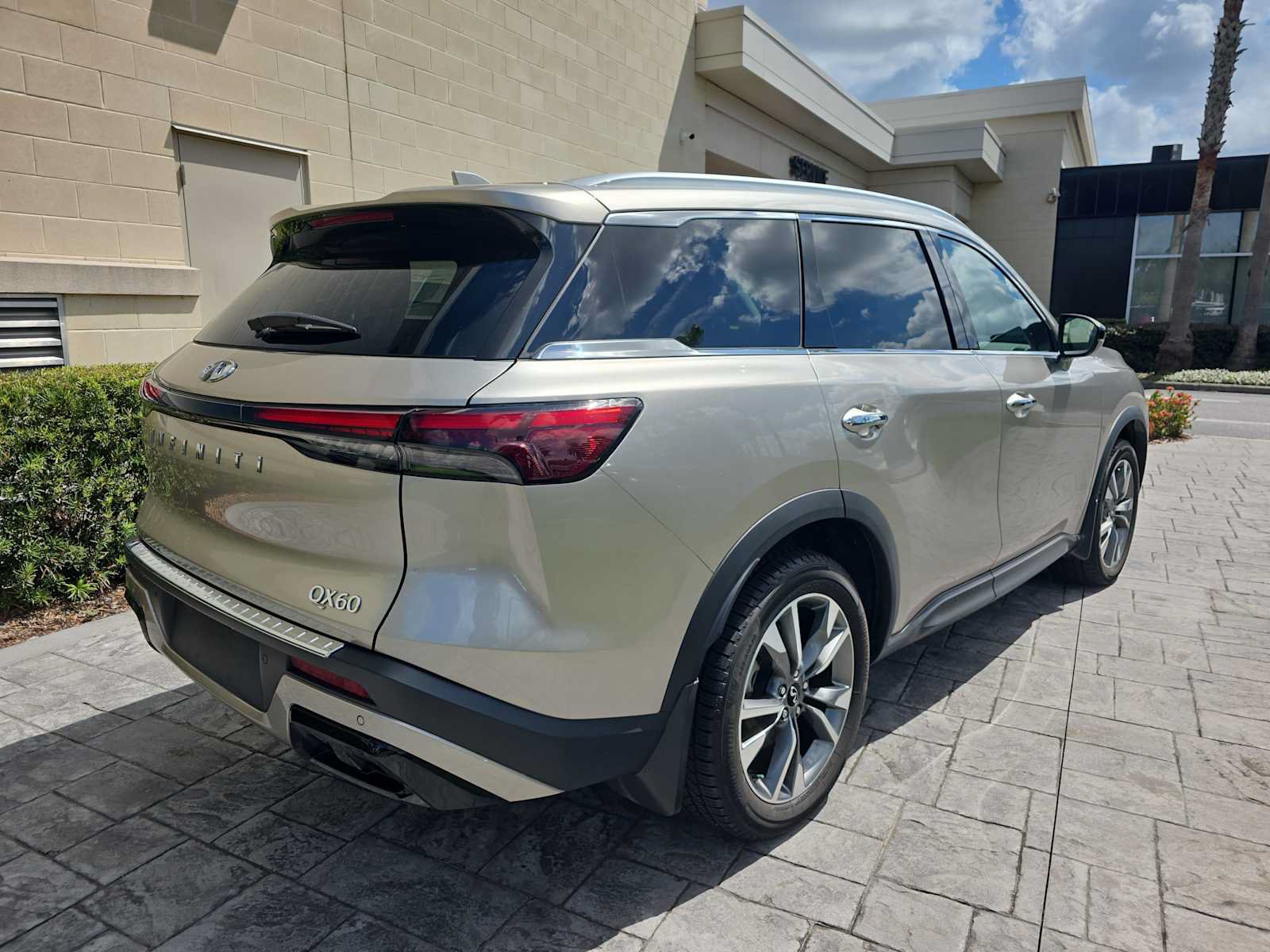 Used 2023 INFINITI QX60 Luxe w/ Performance Audio Package FWD image 3