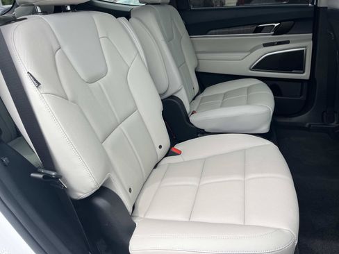 Used 2025 Kia Telluride EX w/ EX Captain's Chair Package AWD/4WD image 29