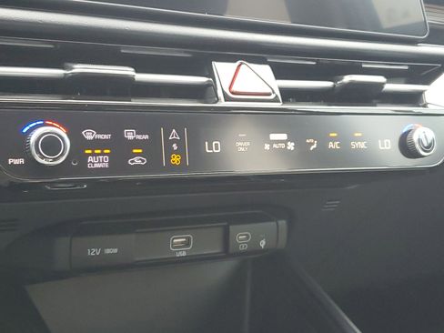 New 2025 Kia Niro SX Touring image 32