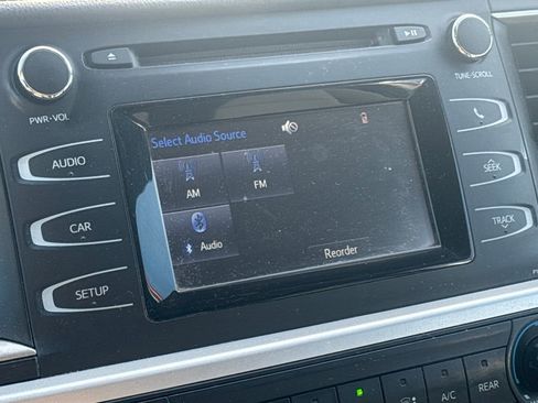 Used 2019 Toyota Highlander LE image 22