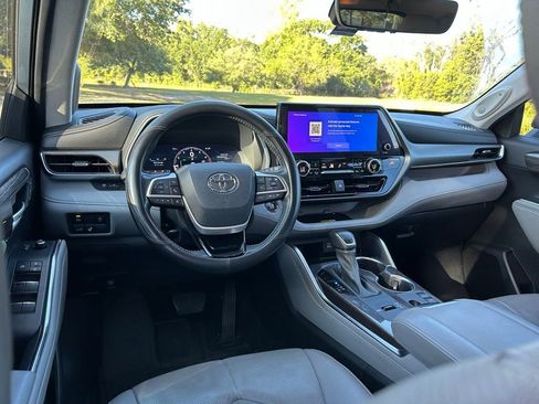 Used 2023 Toyota Highlander Limited image 12