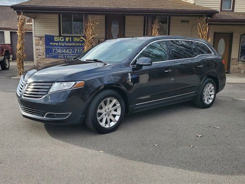 Used 2019 Lincoln MKT AWD image 2