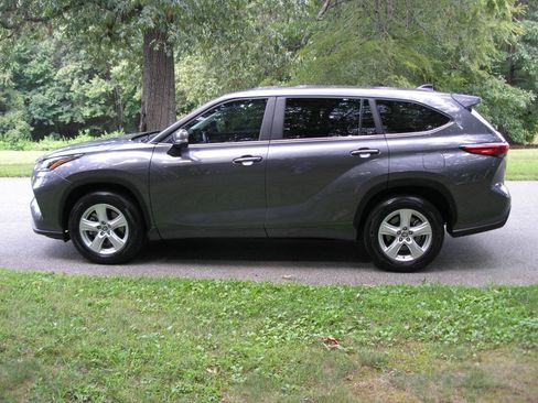 Used 2023 Toyota Highlander LE FWD image 10