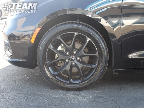 Used 2025 Chrysler Pacifica Limited image 34