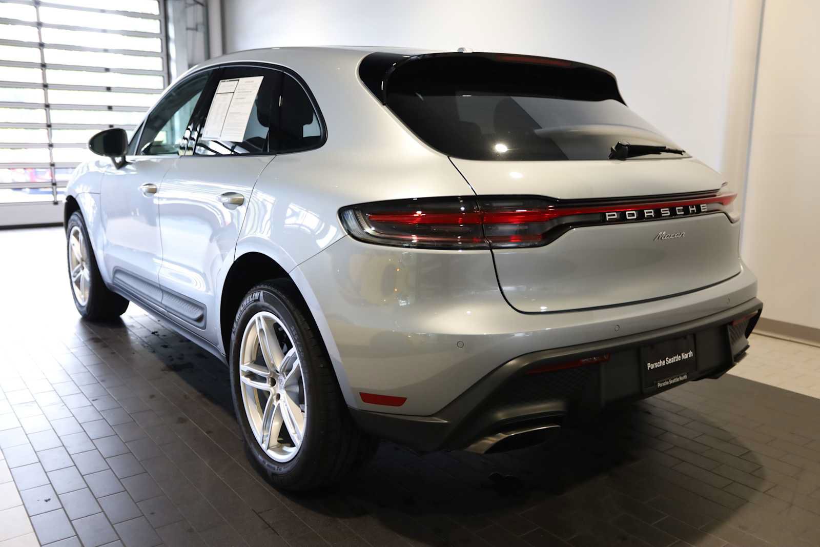 Used 2025 Porsche Macan AWD/4WD image 3