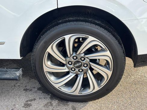 Certified 2024 Lincoln Navigator Reserve image 9
