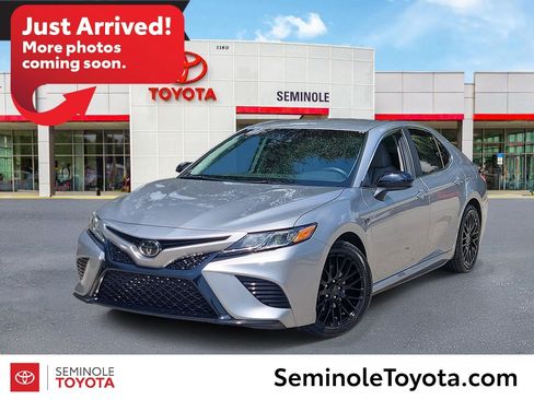 Used 2020 Toyota Camry SE FWD image 1
