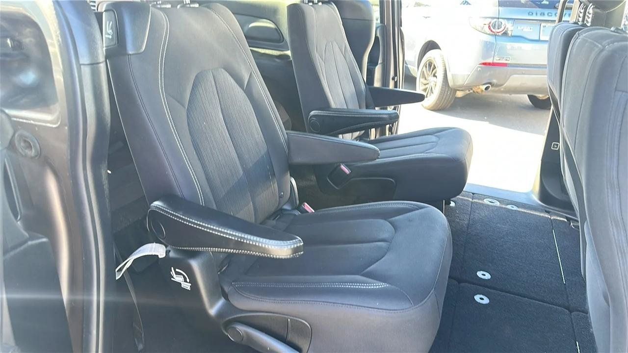 Used 2018 Chrysler Pacifica Touring Plus w/ S Appearance Package FWD image 32