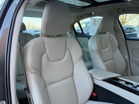 Used 2019 Volvo S60 T5 Momentum w/ Premium Package image 21